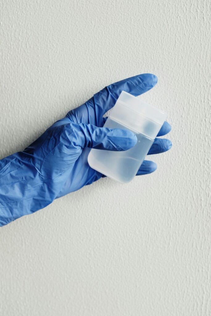 Cómo quitar pelos de perro de la ropa con guante de látex y agua.